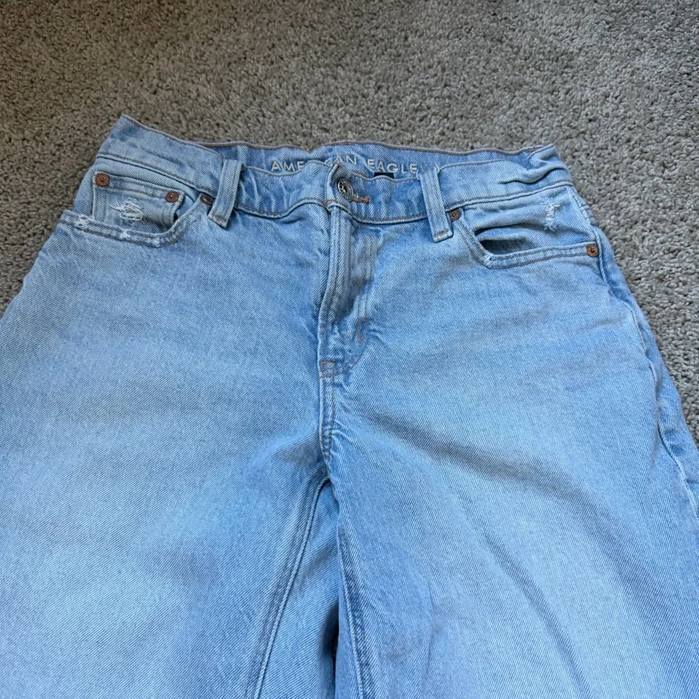 American Eagle Light Wash Barrel Jeans Size 0 - Picture 3 of 9